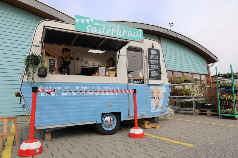 14e998c7706d1a02711af3cad27dab9af31970af Mit dem Foodanhänger von «Le Schnauz» ging Schweizer Sauerkraut im vergangenen Jahr auf Tournee und versuchte, die Konsumenten kulinarisch zu überraschen. (Bild VSGP)