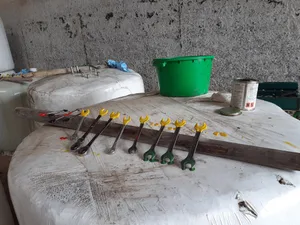 Ein kunterbunter Arbeitstag: Die Farben helfen, die Grössen der Schraubenschlüssel rasch zu erkennen. Eine sinnvolle Aufgabe, wenn das Wetter nicht mitspielen will.