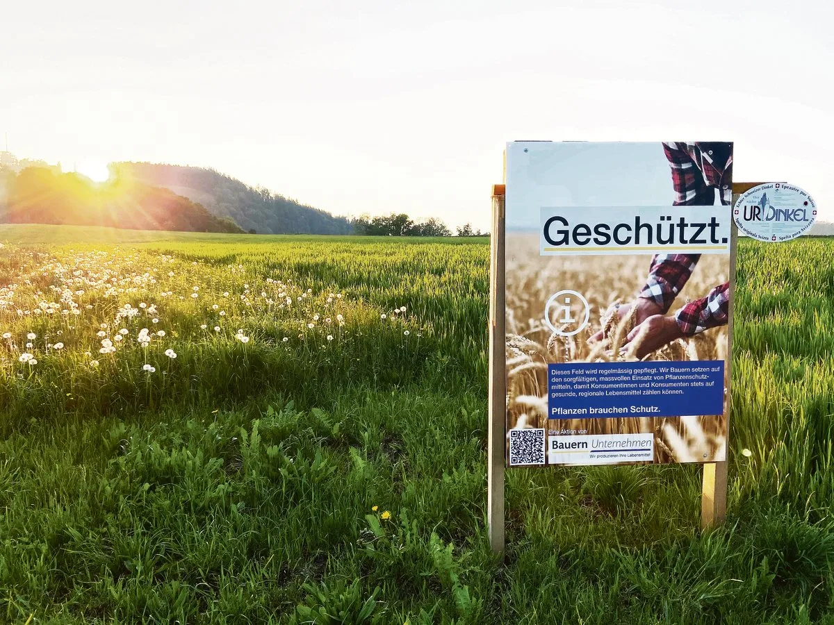 24b5b2c772e4039fa7d23cb17f207299bd131dc1 Informationstafel des Anstosses: Die Trinkwasser-Initianten wollten sie verbieten lassen, wurden aber zurückgepfiffen.(Bild akr)