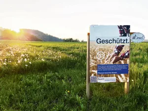 Informationstafel des Anstosses: Die Trinkwasser-Initianten wollten sie verbieten lassen, wurden aber zurückgepfiffen.(Bild akr)