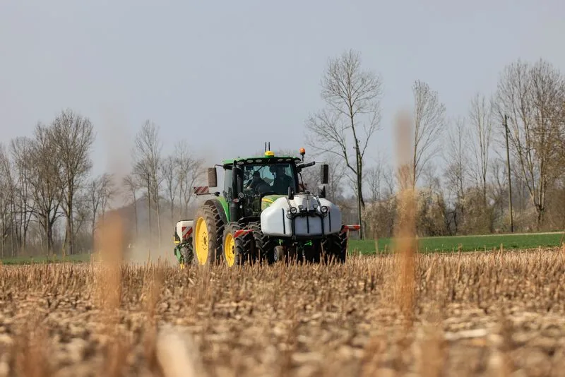 Der digital-vernetzte Traktor von der Landag AG ist mit der Einzelkornsämaschine bei der Zuckerrübensaat unterwegs – nebst dem Saatgut können zwei flüssige sowie zwei feste Produkte (beispielsweise Startdüngung, Biostimulation etc.) gleichzeitig und sehr genau platziert und verteilt werden. (Bild Peter Röthlisberger)