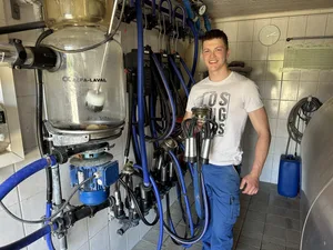 «Die Arbeit als Landwirt ist sehr vielseitig, ich liebe die Abwechslung.» Jonah Marbach im Milchraum mit den Melkaggregaten. Auf dem Lehrbetrieb in Nebikon sind Milchwirtschaft und Schweinezucht die Hautpbetriebszweige.