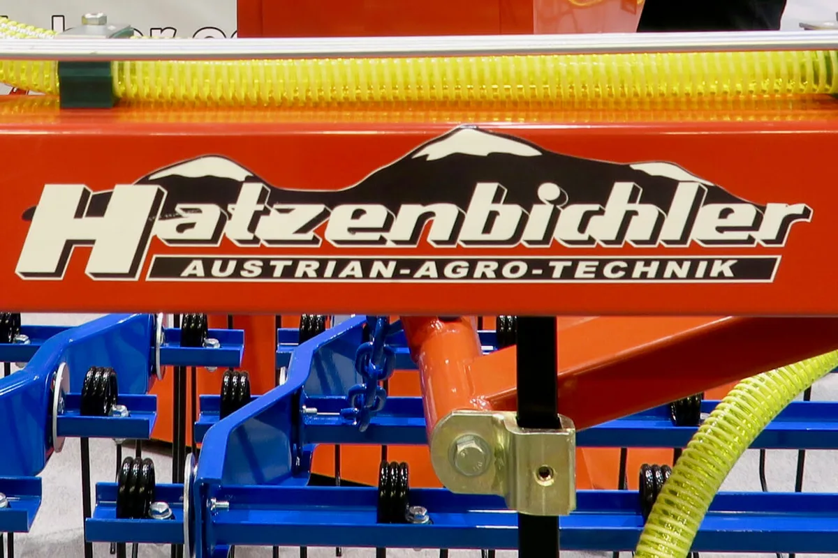 ddc4d804cb6732f9f9b09d355b7739a28df7695b Die blau-roten Hatzenbichler-Anbaugeräte haben bei Schweizer Landwirten einen exzellenten Ruf. Bild: Jürg Vollmer