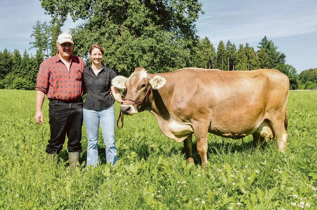 Jason Kenia von Christian und Jasmin Albrecht ist mittlerweile 23 Jahre alt (im Bild 13 Jahre). Sie ist die älteste Kuh der Schweiz mit einer Lebensleistung von 175 '000 kg Milch. (Bild Braunvieh Schweiz)