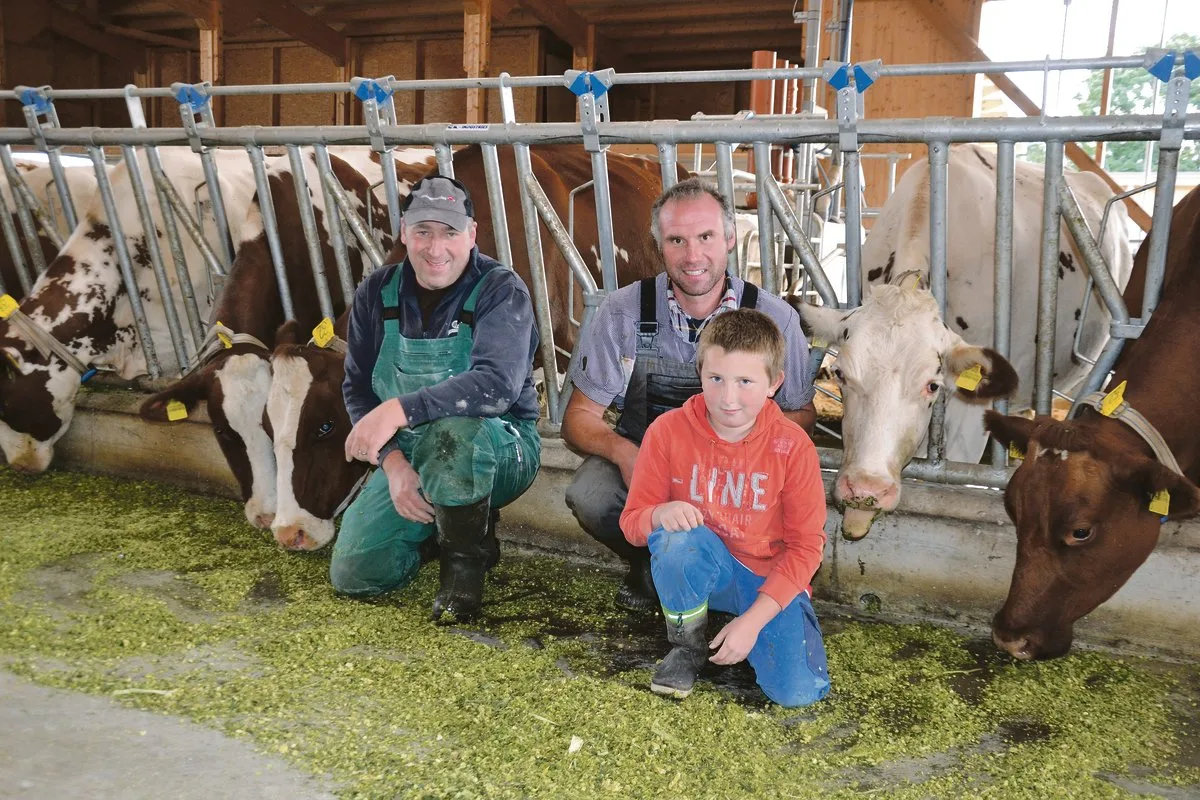 5904a116d2d6e1874ca4868b97921777dbecca6d Markus Gerber (links) und David Scheidegger mit Sohn Luca sind mit dem neuen Laufstall mehr als zufrieden. (Bilder Peter Fankhauser)