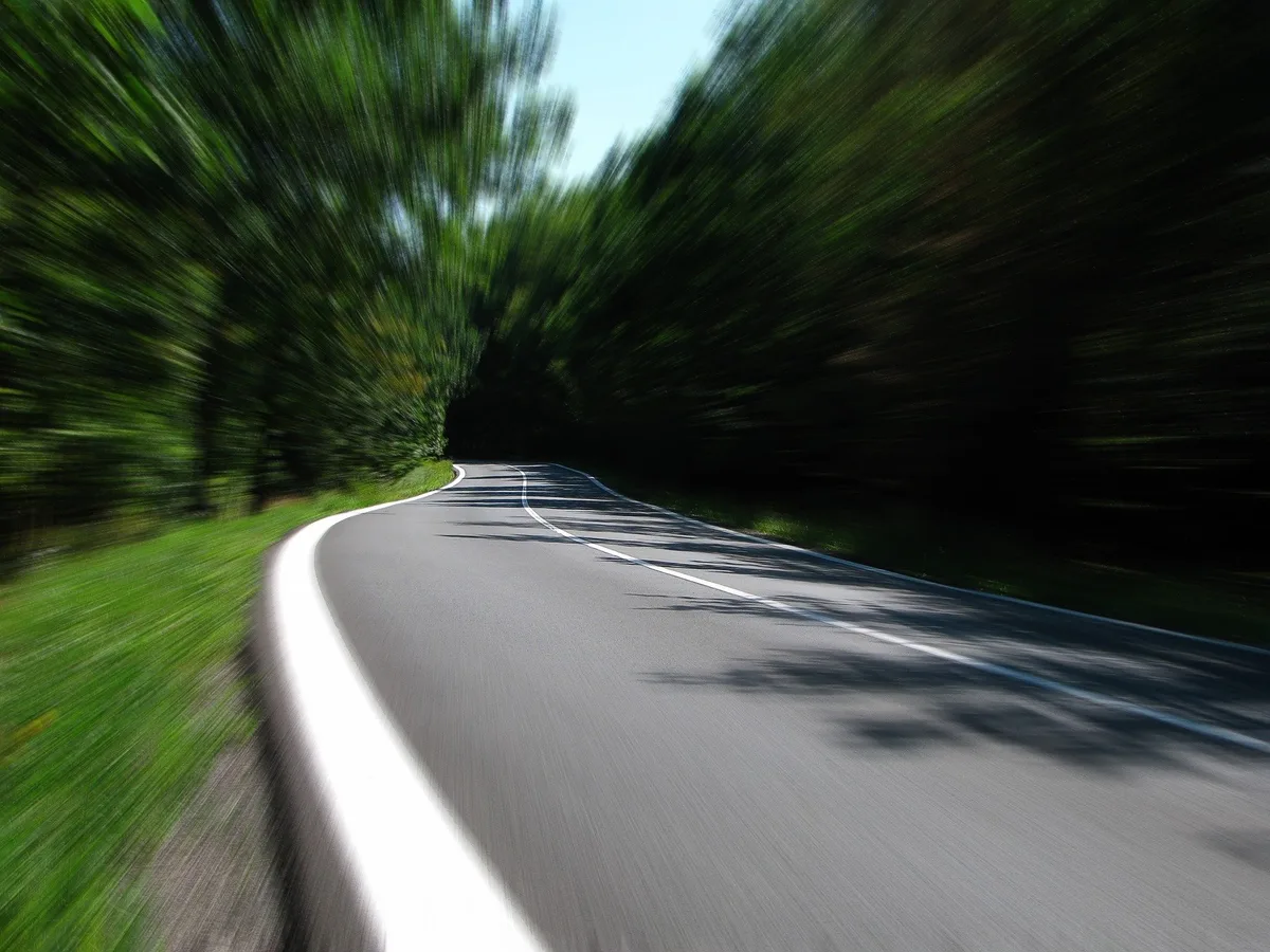 road-gb00f542d3_1920 Kanton Bern kann zwei umstrittene Strassenprojekte realisieren – Berner Bauernverband äussert sich