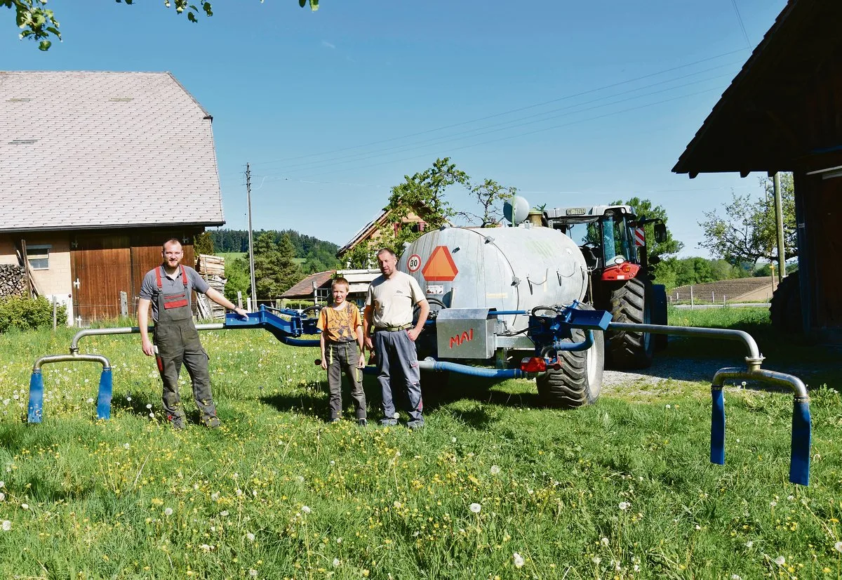 3390e204f04a05ebabf9d957e23795d367844d7a Andreas Fischer (rechts) und Sohn Raphael sind zufrieden mit dem neuen Schleppschlauchverteiler. Joel Mai (links) führt die Maschinenbaufirma in der zweiten Generation.(Bilder jba)