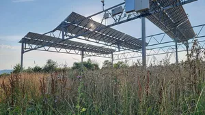 Die Fundamente sind stabil im Boden verankert, die Module auf einer Höhe von acht Metern installiert.