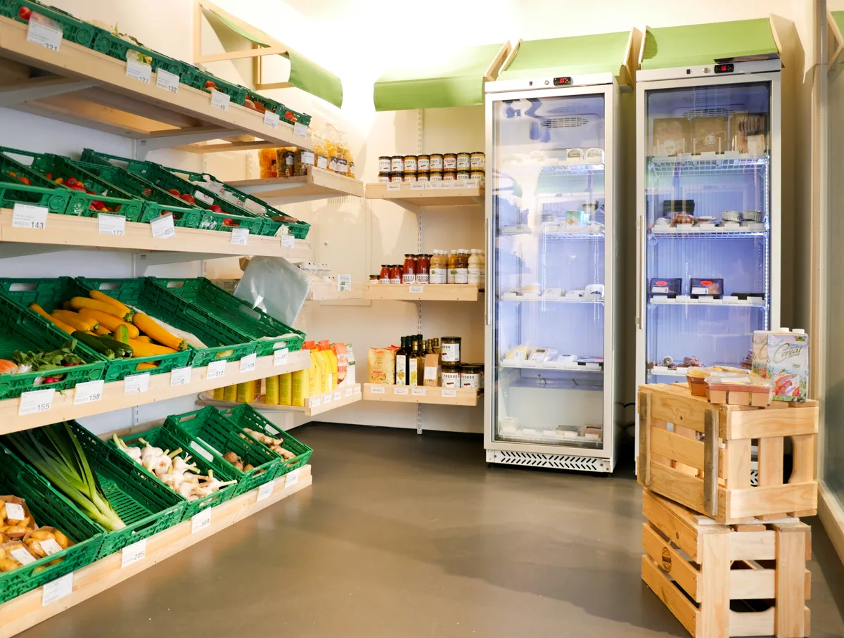 94f928a8bc58051e2f4e3c2e51b19581a4d3fb1f Das Sortiment der Rüedu-Hofläden umfasst Milch- und Fleischprodukte, Backwaren, Kaffe, Pasta usw. Man handle fair und partnerschaftlich. (Bild ruedu.ch)