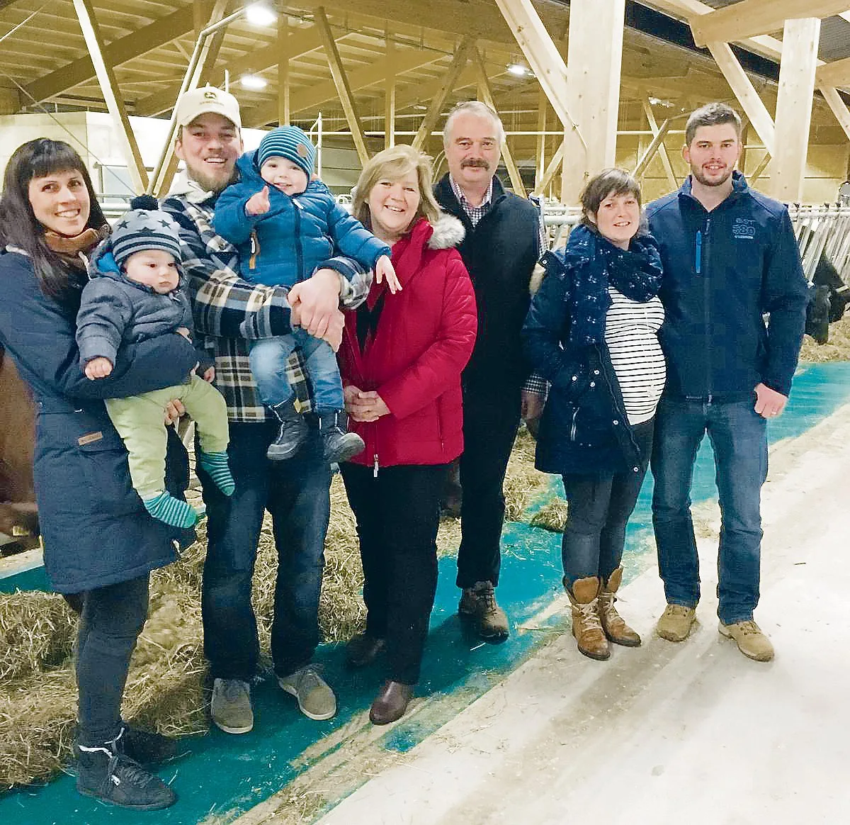 12c335e9727706ac1dd2e39594d061617a96c8fd Die Pächterfamilie Emmenegger im neuen Kuhstall (v. l. n. r.): Sandra Lehner und Martin Emmenegger mit Cédric und Adrian, Doris und Hugo Emmenegger, Manuela und Lukas Emmenegger.