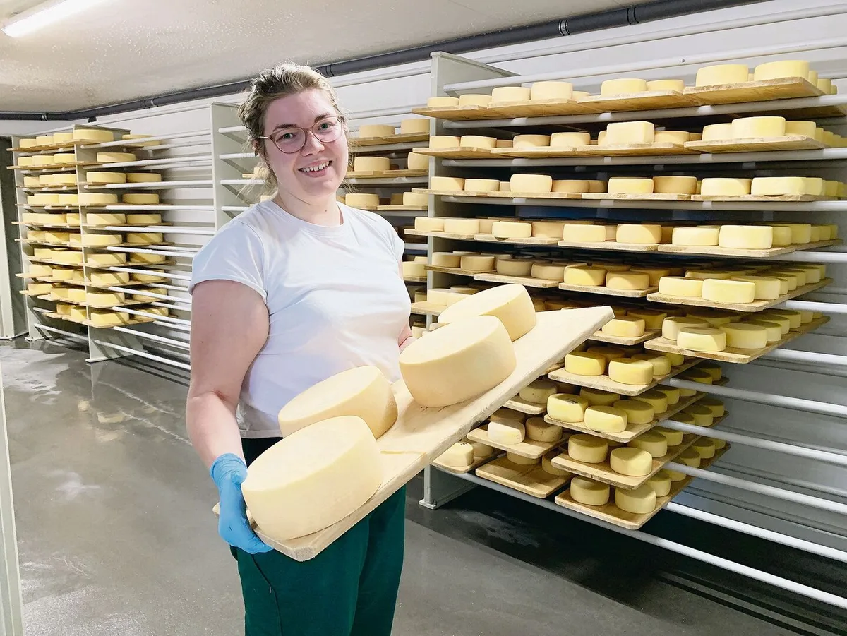 1098cf7f045b5ae43e5e426c863d319a5e4f202a17e15eaf1f1e64c4afb0d165 Käsermeisterin Emma Sinkkonen präsentiert ihre Spezialität, die Mutschli.