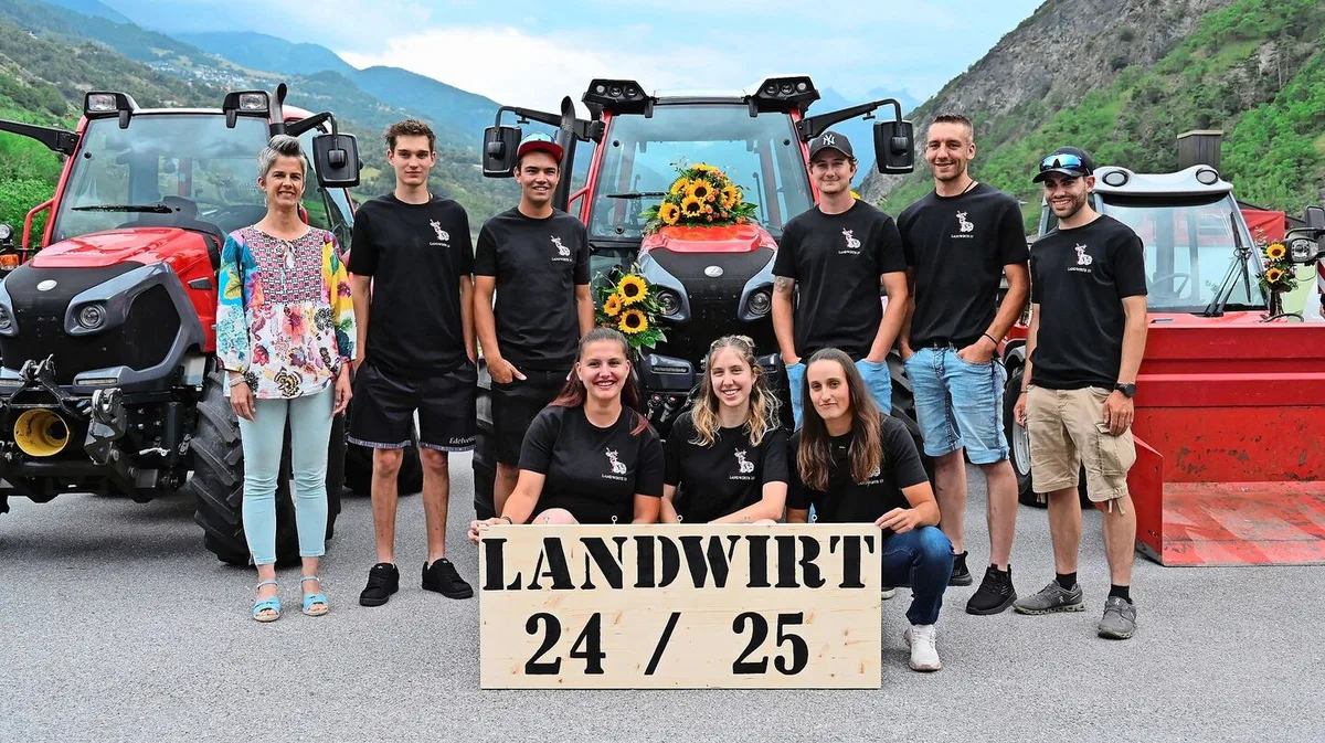 4533226b39c90c475b81c8fcaa34a1412b9f8d287ed91ad5941692d9f3e4a521 Gemeinsam mit Karin Oesch (hinten v. l. n. r), strahlen Ronny Gruber, Yannick Leuenberger, Timo Lorenz, Robin-Jason Gisler und Luca Summermatter sowie (vorne v. l. n. r.), Kim Schnidrig, Anja Taugwalder und Fabienne Volken um die Wette.