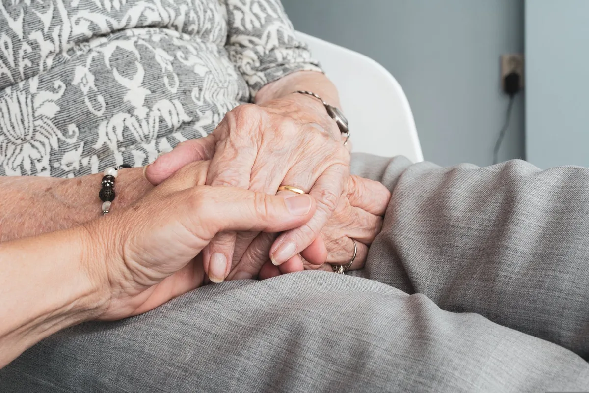 hands-4344711 «Unfreiwillige Pflege»: Wenn die Familie Druck macht
