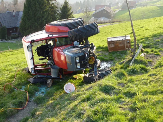 fff3a69f099dbc8399d82170194ec9e9ba183523 Im 2018 gab es in der Landwirtschaft 19 tödliche Arbeitsunfälle mehr als im Vorjahr. (Kantonspolizei St. Gallen)