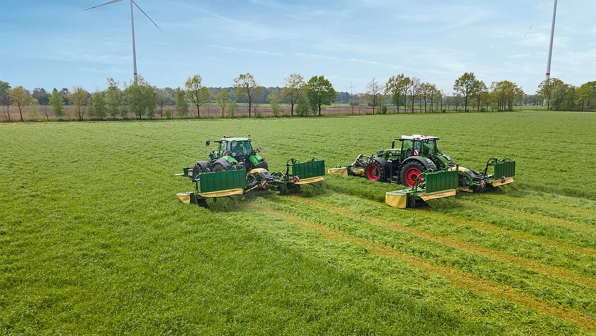 csm_EasyCut-B-880-1050-CV-Collect_Doppel-Einsatzaufnahme_Gras_1500px_cec2ce1993 Mähen, aufbereiten und schwaden in einem Arbeitsgang