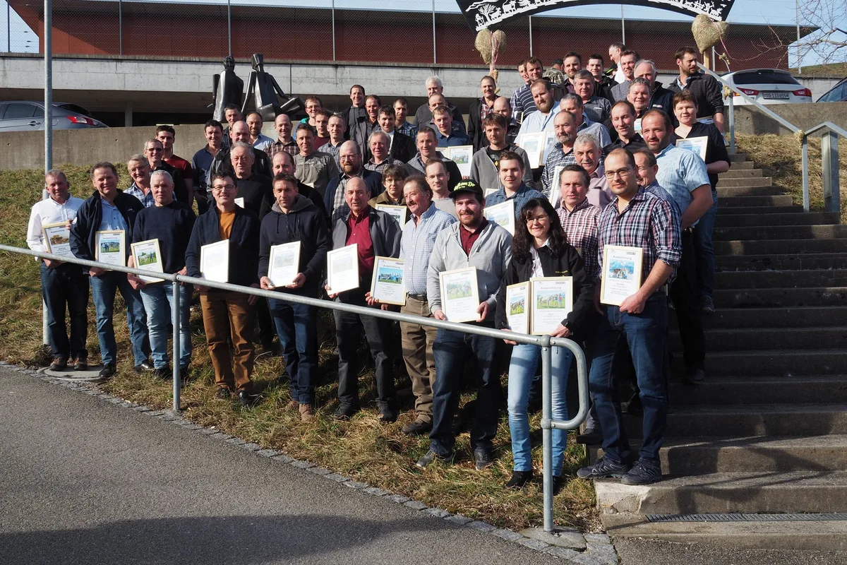 989f5591832175f5b728c4bd648d49d9ead6dd8a Haben kaum Platz auf dem Bild: Sie alle sind Besitzer einer 100 000-er Kuh und wurden an der Delegiertenversammlung des St. Galler Braunviehzuchtverband geehrt. (Bilder Christian Weber).