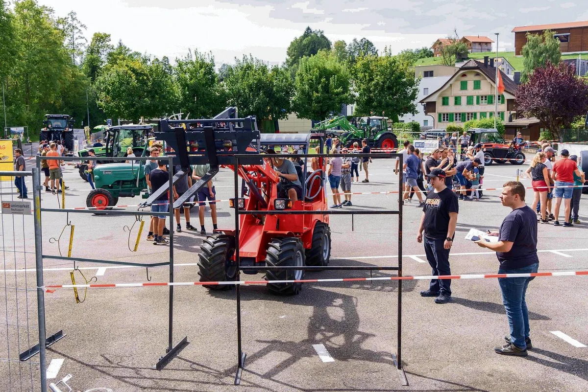Das Traktoren-Geschicklichkeitsfahren auf dem Marktplatz im Schächli, Schüpfheim, in vollem Gange.