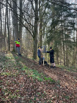 Gemeinsam stark zeigte sich das Team beim Einschlagen der Holzpfähle.