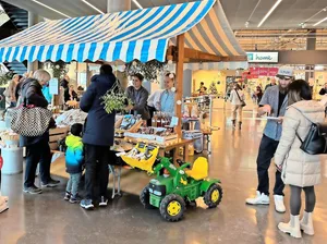 Marktstand im Surseepark: Präsentation von Produkten und Verkaufsgespräche wollen gelernt sein.