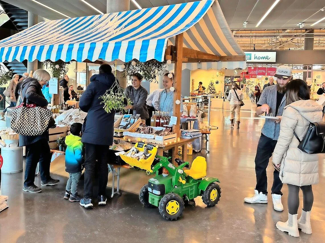 5d223846d6e10eef1559fc61d55ae4ceae60ea57c6c40204b3d5ff453fd745a1 Marktstand im Surseepark: Präsentation von Produkten und Verkaufsgespräche wollen gelernt sein.
