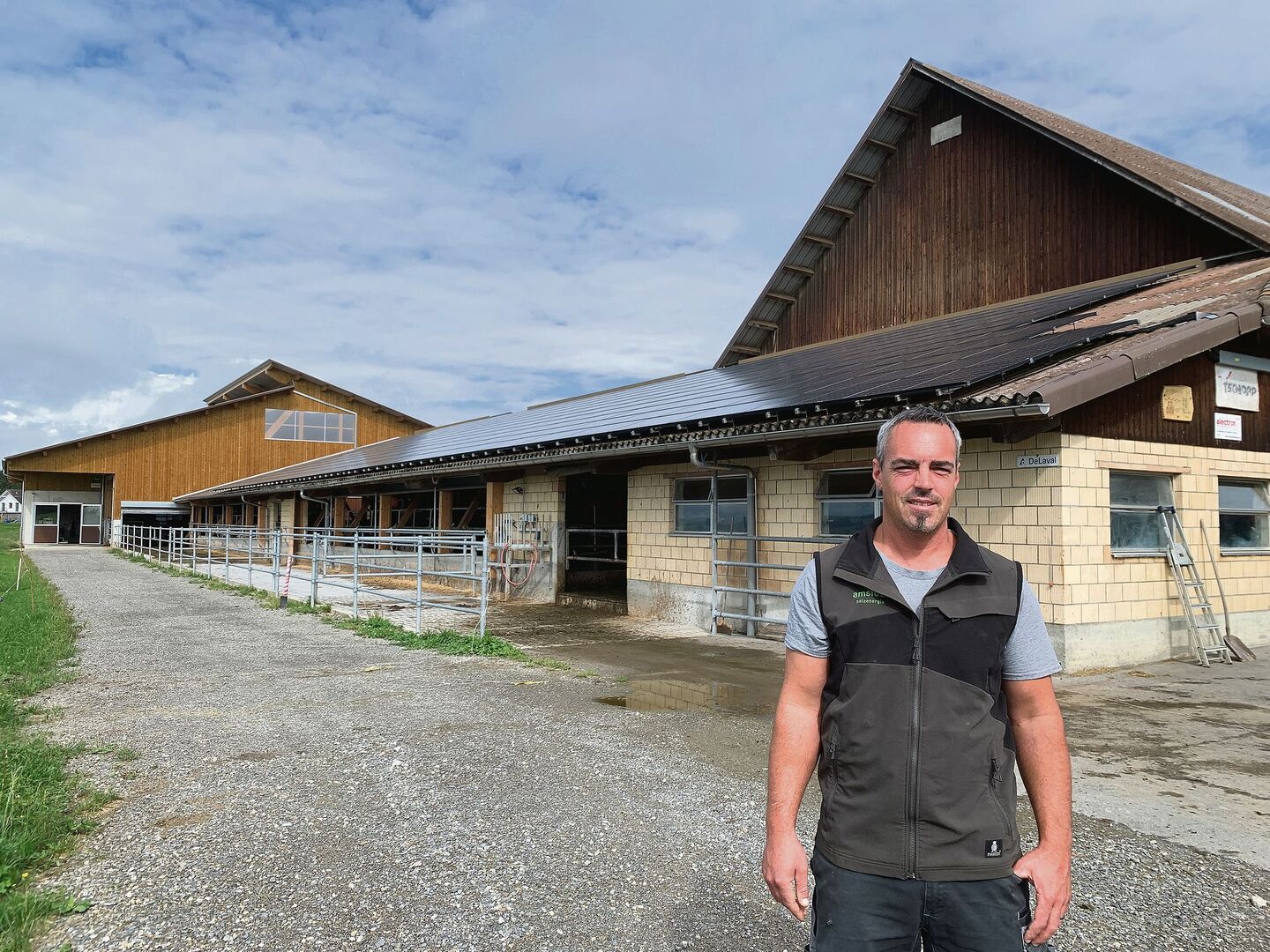 Stefan Troxler vor der 2013 erstellten Solaranlage auf dem Scheunendach. Diese wurde 2021 auf eine Leistung von 130 kWp erweitert. Der meiste Solarstrom muss ins Netz abgegeben werden.