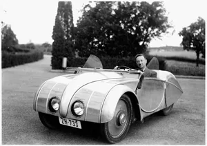 Josef Ganz am Steuer seines minimalistischen Volkswagens Rapid Voiturette «G» (bekannt als «Silberfisch», weil dessen Aluminium-Karrosserie so schön glänzte).