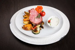 Rumendinger Chemibraten, zweierlei Kartoffelschnitze mit Schnittlauchsauerrahm und Ofengemüse. (Bild Ueli Christoffel/SRF)