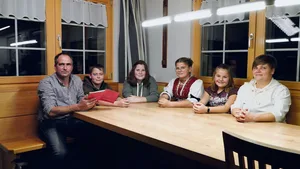 Lasen zwei Artikel vor: Bauernfamilie Adrian und Susanne Sutter mit vier ihrer fünf Kinder: (v. l.) Dominik, Anja, Lea und Nina.