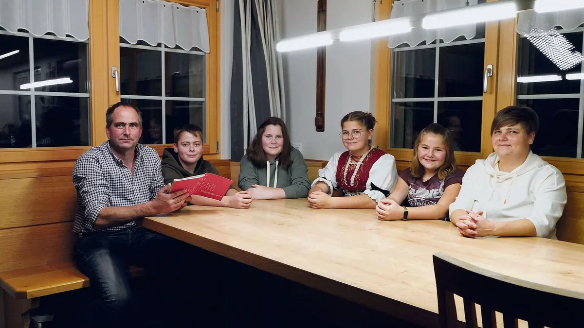 029e01ac94b0eaf6207c61dc22f8daeda02c4e7bbd97ca171620bdacd40a708e Lasen zwei Artikel vor: Bauernfamilie Adrian und Susanne Sutter mit den Kindern (v. l.) Dominik, Anja, Lea und Nina.
