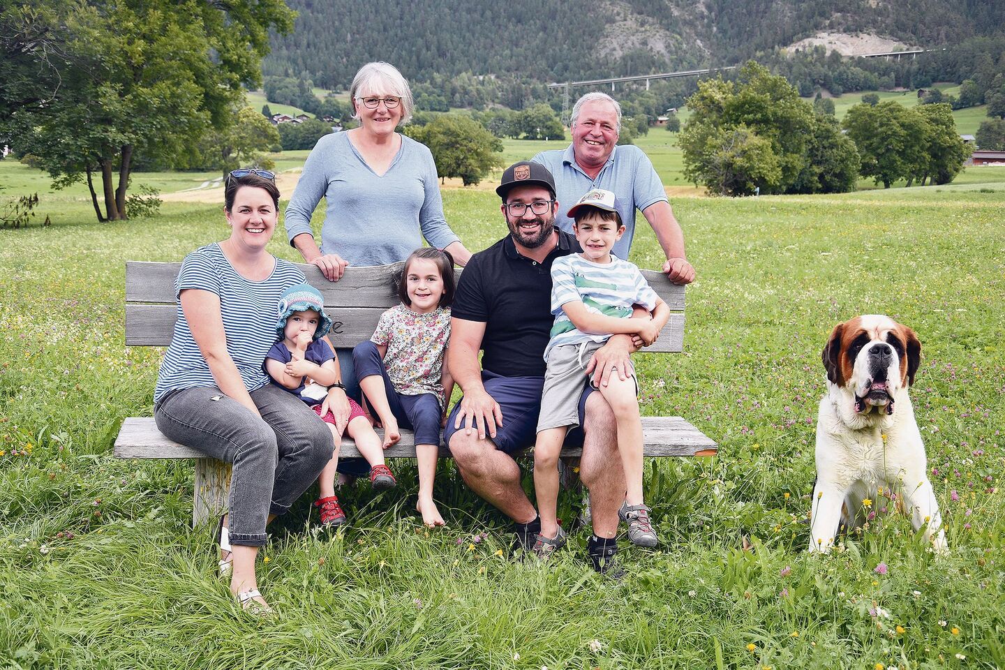 Bernhard und Elisabeth Gemmet mit Sohn Johannes und dessen Frau Natalie und deren Kindern Elia, Luisa und Helena.