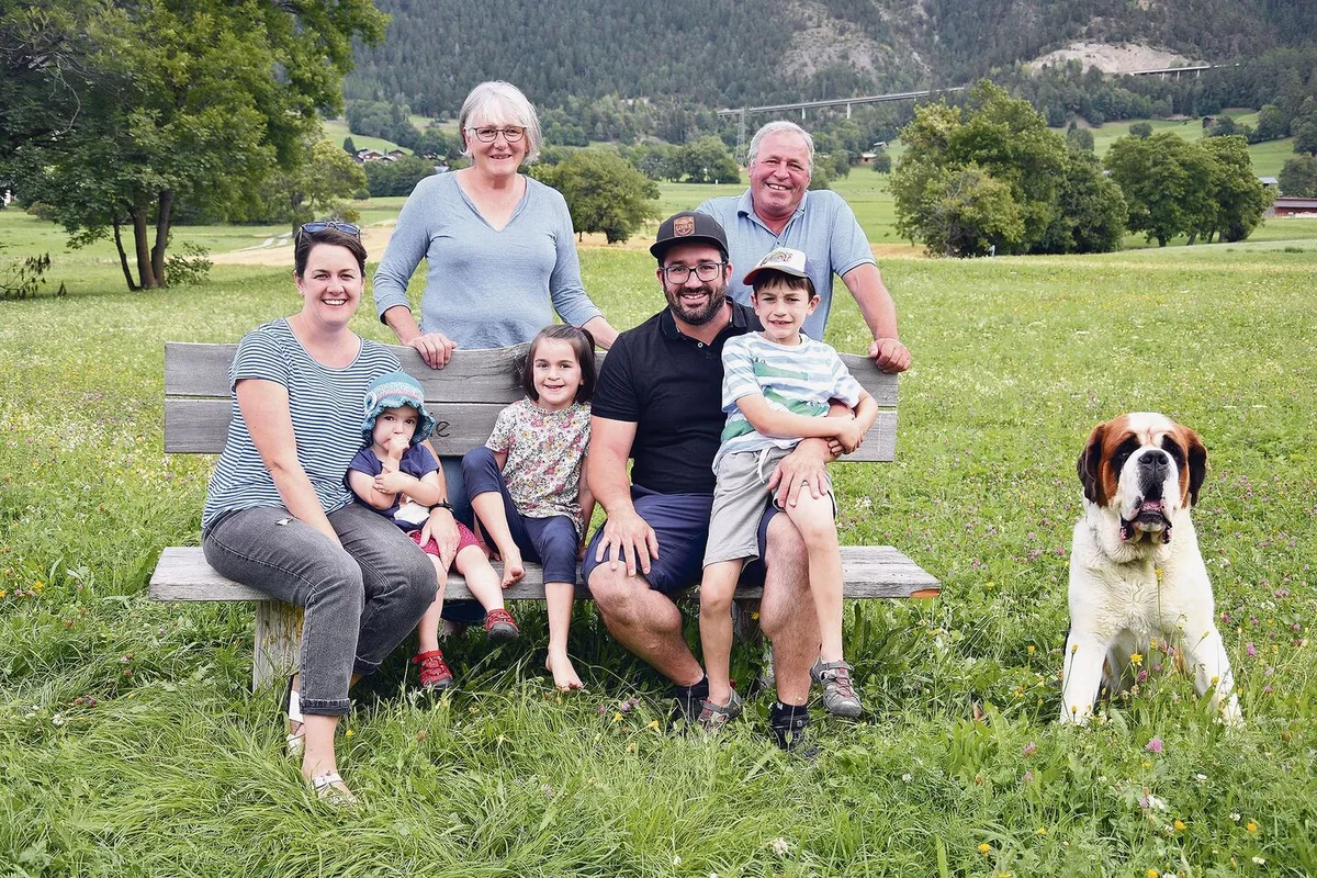 Bernhard und Elisabeth Gemmet mit Sohn Johannes und dessen Frau Natalie und deren Kindern Elia, Luisa und Helena.