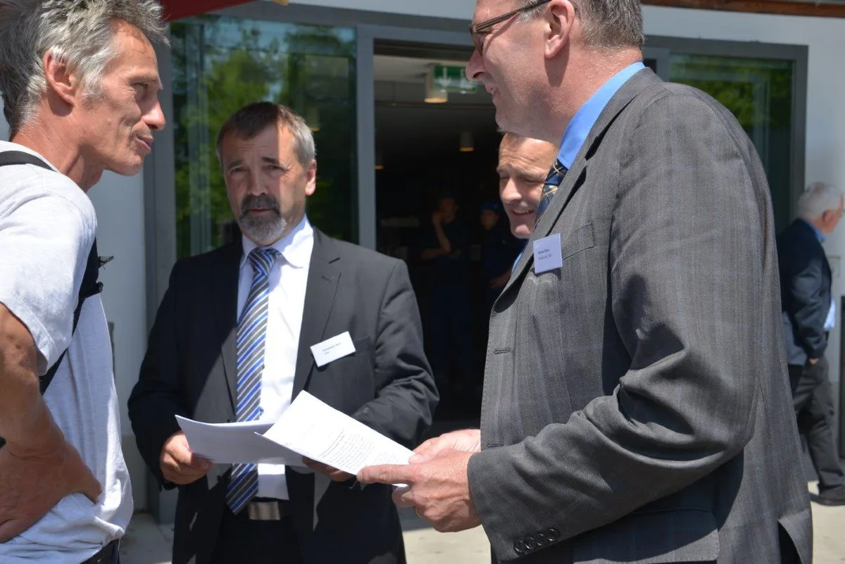 749972a6859a00de6171b1432c80acc7b331ba60 Rudi Berli von Uniterre übergibt die Forderungen der Bauerngewerkschaft an Hanspeter Kern, SMP-Präsident, den stellvertretenden SBV-Direktor Urs Schneider und SBV-Präsident Markus Ritter. (Bild Hansjürg Jäger)