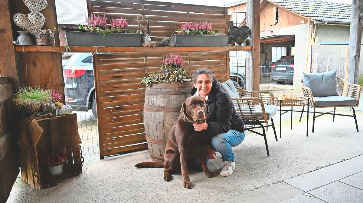 Da Katrin Hofstetter ihre Arbeitstage grösstenteils alleine verbringt, ist Hund Richi ein wichtiger Teil im Leben. Er ist ihr Schatten und ständiger, treuer Begleiter.