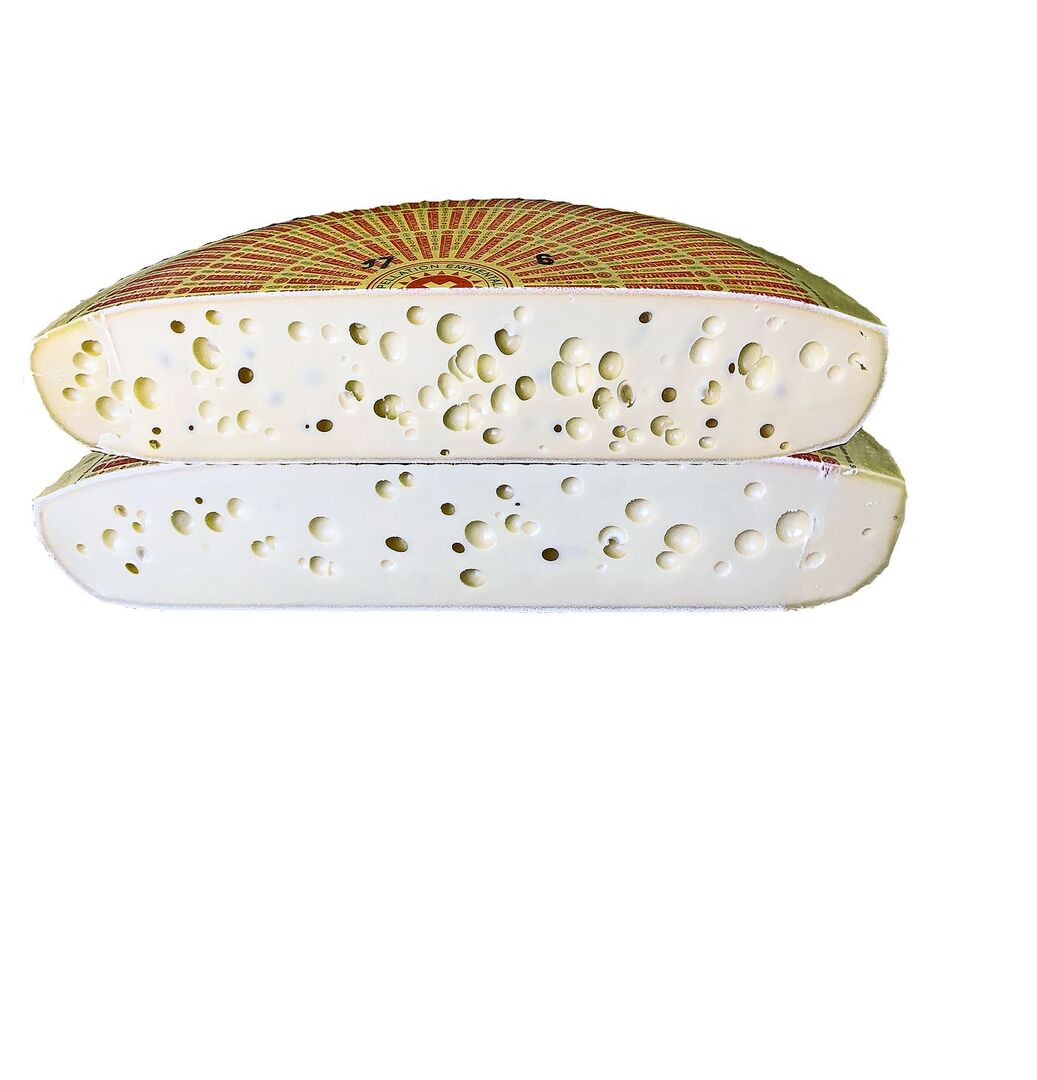 Unten ein Standard-Emmentaler AOP, oben der neue Dolce: Sie unterscheiden sich im Aroma, aber auch optisch.