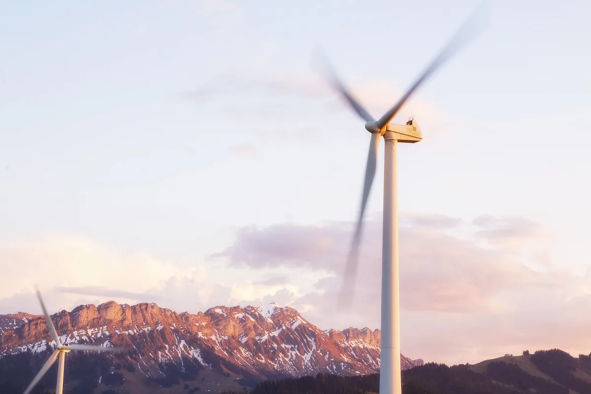 pinwheels-2244174_1280 Albert Rösti ist kein Wind-Fan, aber «wir brauchen mehr inländischen Strom»