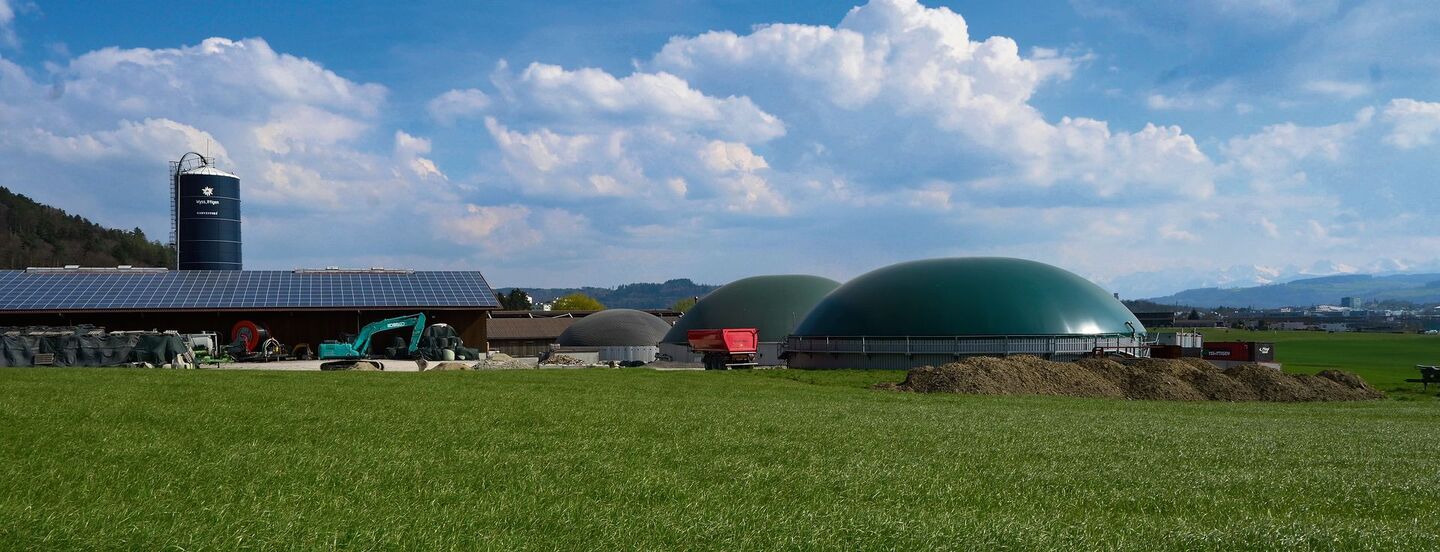 Ideale Kombination: Fotovoltaik- und Biogasanlagen auf dem Bauernhof. Zu prüfen seien künftig Zonen für erneuerbare Energien, um Konflikte mit der Raumplanung zu verhindern.
