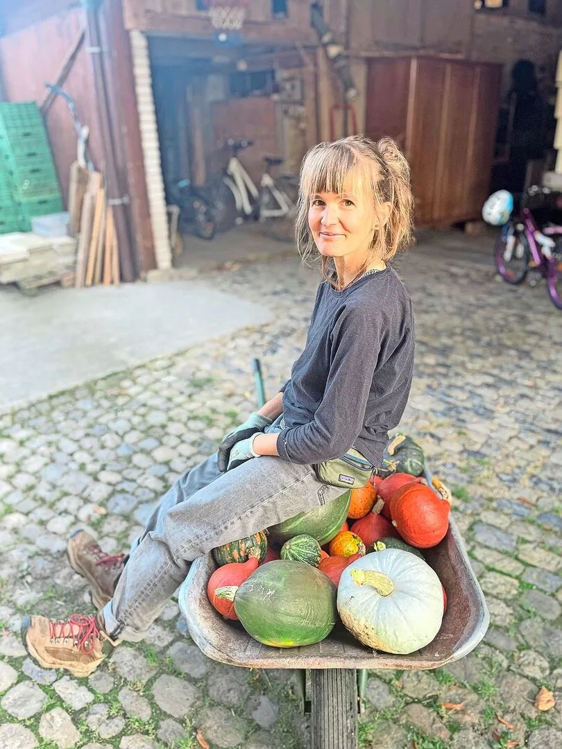 3ab3e95f7049ece0d79a93b9d34ad92e734d6ade74c94e2ae34349bcd82bf8c3 Ernteglück: Sarah Elser auf einer Karette voller Kürbisse.