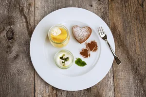 Als Dessert gibt es bei der Luzerner Landfrau Caramel-Äpfel-Kompott mit Zitronenmelissen-Quarkcrème und einem Schoggi-Baumnuss-Herz.
