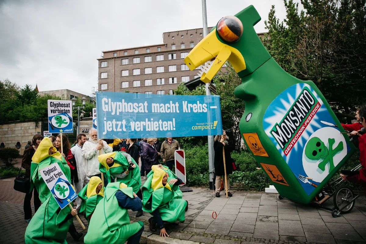05d8f5908a44fc05c17447bfd26dffe046a92dde Gegner zweifeln das Urteil der Prüfbehörden – Glyphosat sei sicher – an. Bis 2018 wurde der Unkrautvernichter durch den US-Konzern Monsanto hergestellt und vertrieben. Danach hat die Bayer AG den Konzern übernommen sowie das schwere Erbe mit Glyphosat. (Symbolbild Moritz Richter)