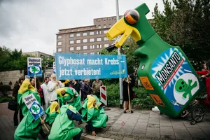 Gegner zweifeln das Urteil der Prüfbehörden – Glyphosat sei sicher – an. Bis 2018 wurde der Unkrautvernichter durch den US-Konzern Monsanto hergestellt und vertrieben. Danach hat die Bayer AG den Konzern übernommen sowie das schwere Erbe mit Glyphosat. (Symbolbild Moritz Richter)