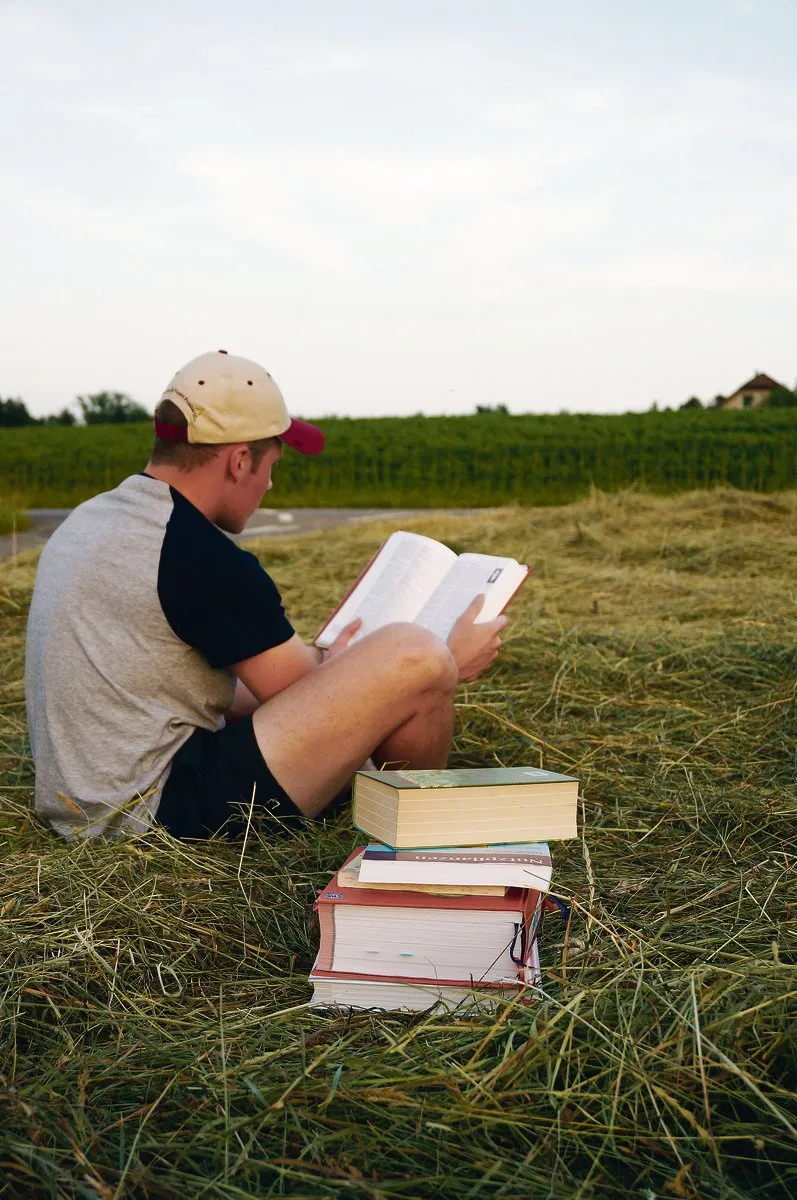 d74c54091ab10b1cba39845a65d1b61a89598d18 Der Bücherstapel auf dem Acker sieht etwas befremdlich aus. Das täuscht: Praxis und Theorie beissen sich nicht, sie ergänzen sich wunderbar.(Bild Deborah Rentsch)