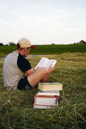 Der Bücherstapel auf dem Acker sieht etwas befremdlich aus. Das täuscht: Praxis und Theorie beissen sich nicht, sie ergänzen sich wunderbar.(Bild Deborah Rentsch)