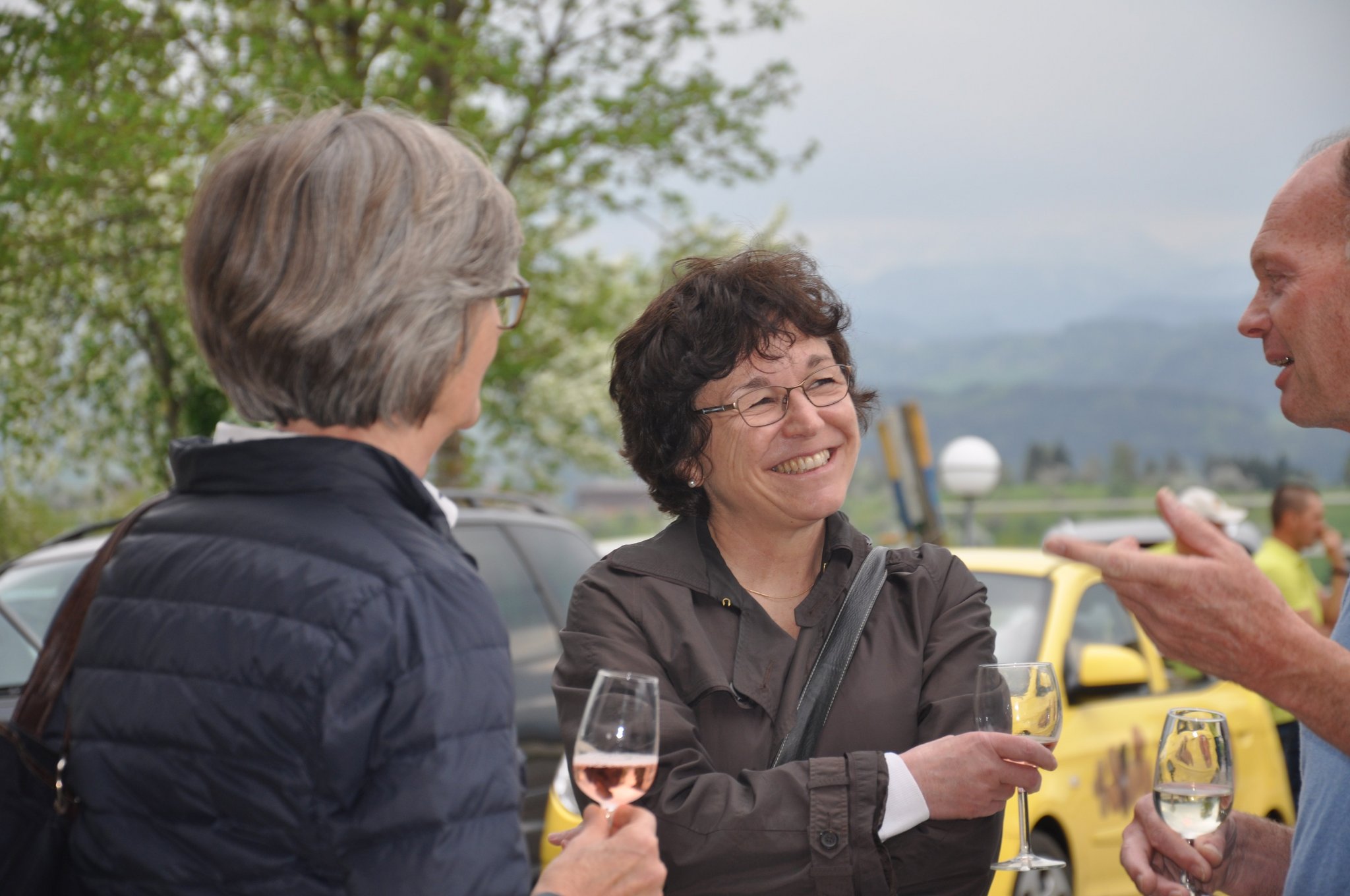 Eva Reinhard steht den Obstbauern Red und Antwort. (Bild nb)