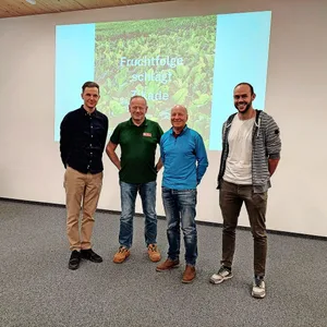 Zuckerrübenproduzent Stefan Stucki (links) will mit weiteren Produzent(innen) aus der Region der Krankheit SBR den Kampf ansagen. Diese Initiative unterstützen auch Adrian Bucher, Samuel Jenni und
Stefan Vogel (v. l. n. r.).
