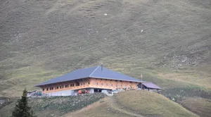 Die neue Alphütte Bire im Gantrisch-Gebiet passt sich gut ins Gelände ein. Alle freuen sich auf den Tag der offenen Tür am 29. und 30. August.