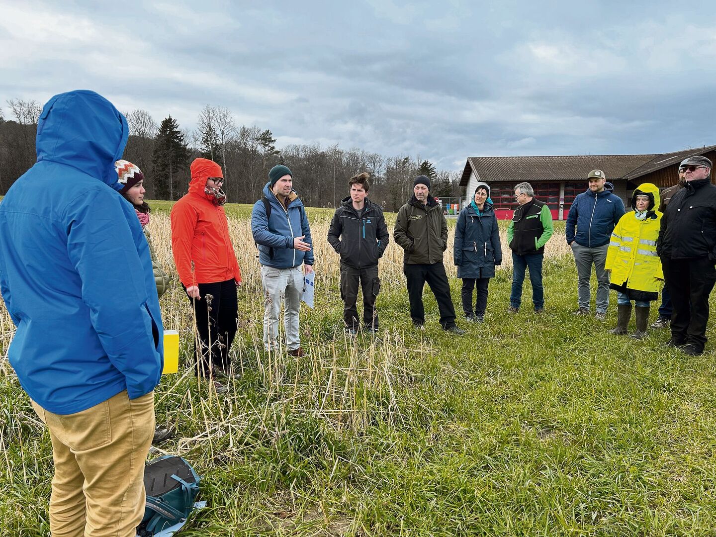 Laut Dominik Füglistaller (4. v. l.) ist Winterhanf aus anbautechnischer Sicht für die Schweizer Landwirtschaft eine interessante Nutzpflanze. Die HAFL untersucht neben den Anbaubedingungen auch die Wirtschaftlichkeit.