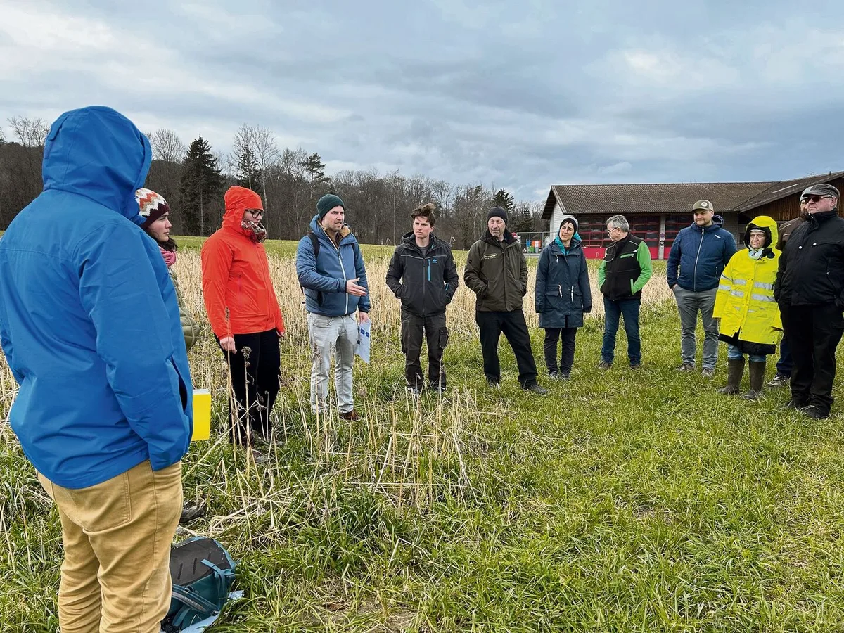 Laut Dominik Füglistaller (4. v. l.) ist Winterhanf aus anbautechnischer Sicht für die Schweizer Landwirtschaft eine interessante Nutzpflanze. Die HAFL untersucht neben den Anbaubedingungen auch die Wirtschaftlichkeit.