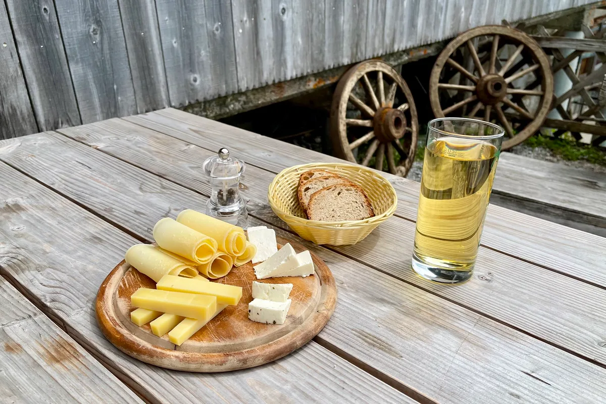 9c3ad9ce4923f8a09e4209bdabf2baaa2013b224 Im Im Alp-Beizli der Alp Mattenberg werden Geissenkäse, Mutschli, Bergkäse und Hobelkäse serviert. (Bild: «die grüne» / Jürg Vollmer)