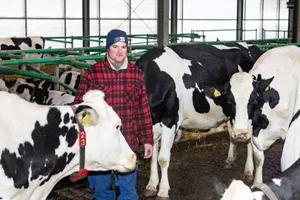 Andreas Friedli bei seiner Holsteinherde. Der Stallschnitt liegt bei 12 000 Kilo Milch.