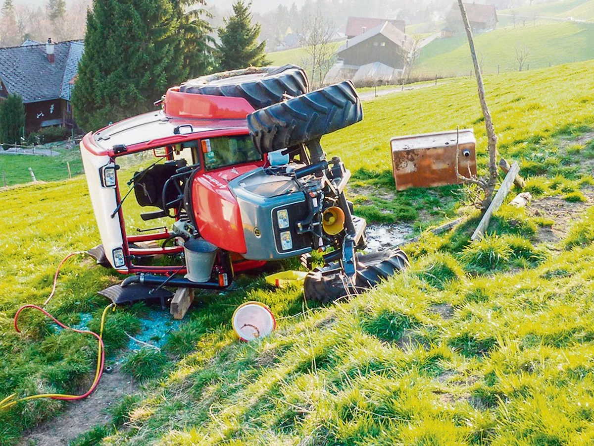 ecd755500975450d70366bb619fc466d7ec23f4e Unfälle auf dem Hof gelten als Nichtberufsunfälle. Sie sind erst gedeckt, wenn der Landwirt mindestens acht Stunden/Woche bei einem Arbeitgeber angestellt ist. (Bild Kapo St. Gallen)